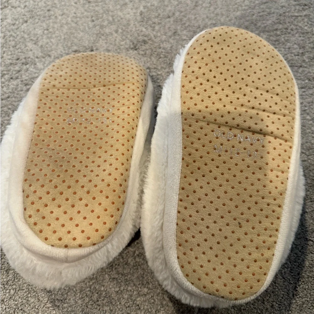 Old Navy Yeti Kids Slippers | Size M (12–13) | White Fuzzy